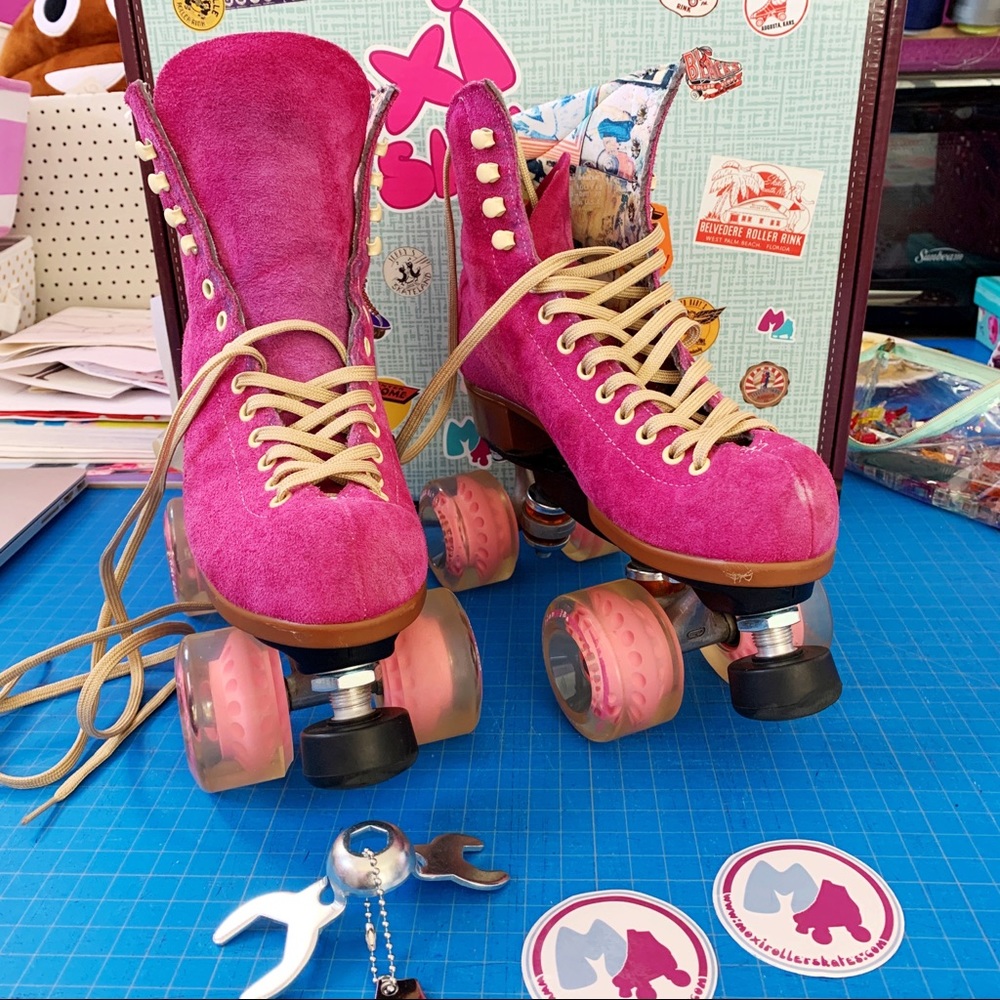 💖 Fuchsia Moxi Lolly Suede Roller Skates Size 7